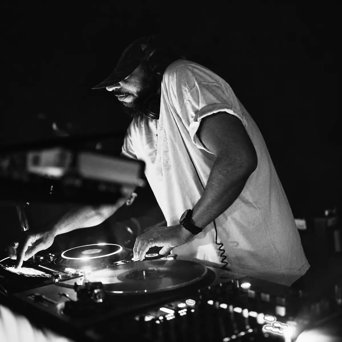 DJ Jon — Bar Tausend Berlin DJ Jon — Bar Tausend Berlin