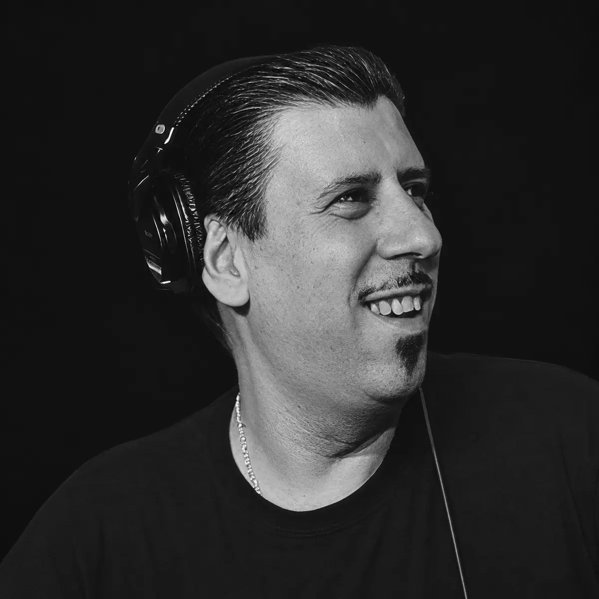 DJ Victor Simonelli — Bar Tausend Berlin DJ Victor Simonelli — Bar Tausend Berlin